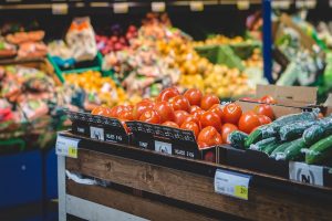 Vandaag kondigde supermarktketen Jumbo aan om vanaf dit najaar een groot aantal producten van Nederlandse bodem te presenteren onder de noemer ‘van Dichtbij’. Met de presentatie in het schap en op andere manieren is de trots op het werk en de producten van Nederlandse boeren en tuinders benadrukt. Ook zal het aanbod van producten van Nederlandse oorsprong, zoals groenten en fruit, vlees en zuivel, nog verder groeien.