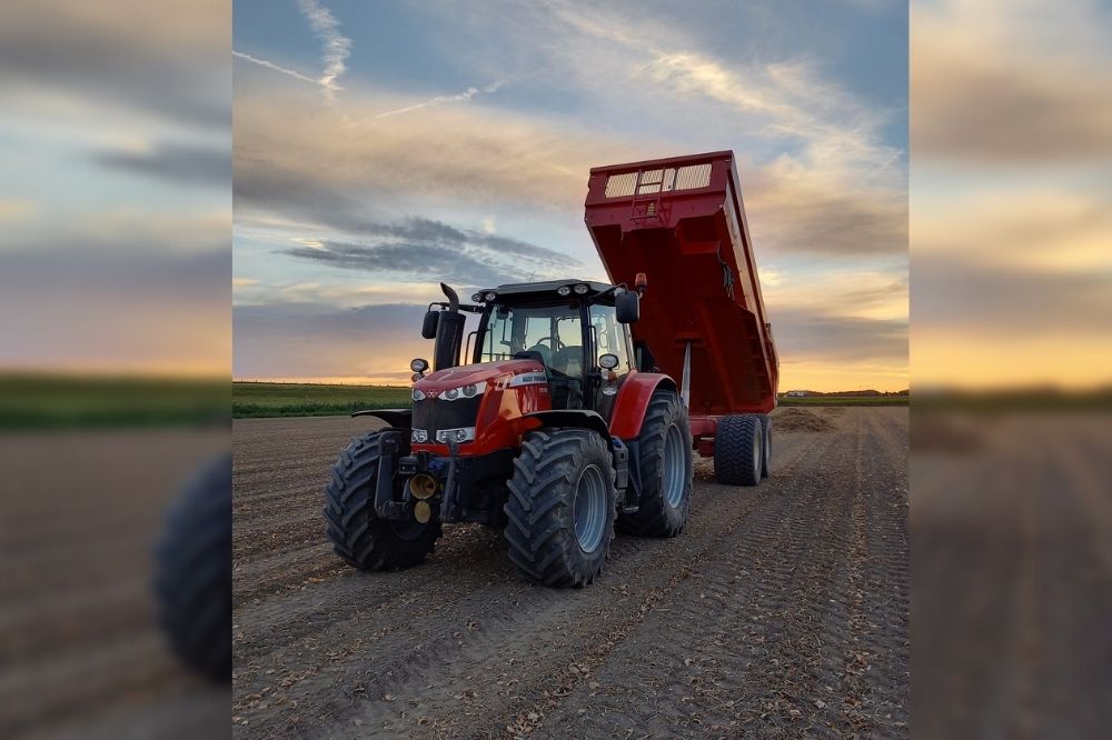 Uien lossen met noodhulp-pk’s van Massey Ferguson 6616