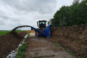 Maaisel en slootafval omzetten met Claas Xerion 3800