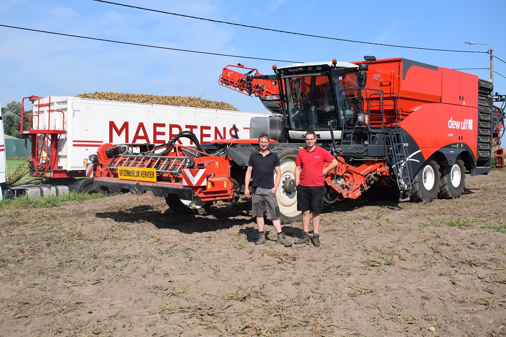 Bernard Maertens en chauffeur Laurens voor hun gloednieuwe Enduro.